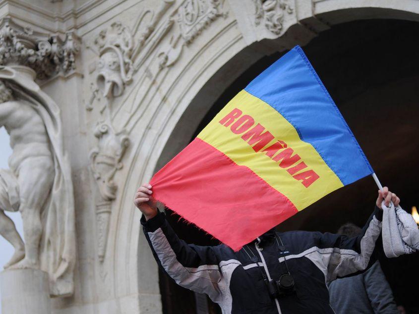 Patriotismul nu se afișează ostentativ, ci se dovedește discret, în fiecare zi, cred intelectualii intervievați de PressOne. Foto: Lucian Muntean