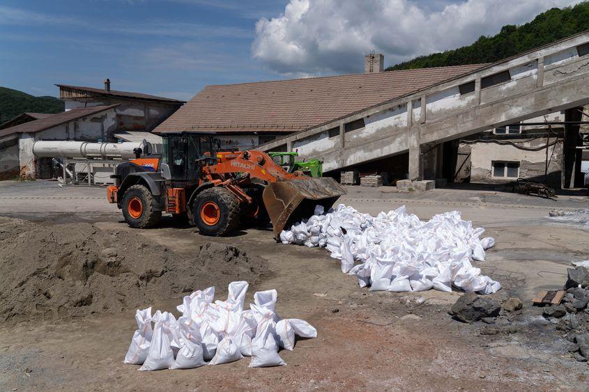 Curtea Salrom cu saci pregătiți pentru ranforsarea digurilor în caz de inundație. Foto: Raul Ștef