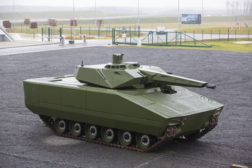 Vehicul de luptă de infanterie Lynx lângă clădirea de recepție a Pistei de testare auto ZalaZone din Zalaegerszeg, pe 17 decembrie 2020, la prezentarea desfășurată cu ocazia punerii ceremoniale a pietrei de temelie a fabricii de vehicule de luptă Lynx Foto: György Varga/MTI/ MTVA