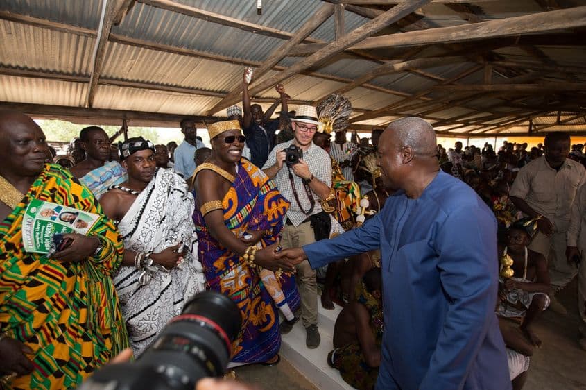 Tudor Vintiloiu, pe teren cu președintele ghanez John Mahama. Fotografie din arhiva personală