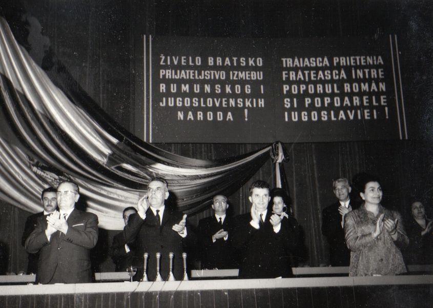 Nicolae Ceauşescu, Iosip Broz Tito şi alte persoane, la mitingul de prietenie româno - iugoslav. Prietenia însă nu s-a reflectat și în sincronizarea drepturilor reproductive. Foto: Fototeca online a comunismului românesc, 11/1966