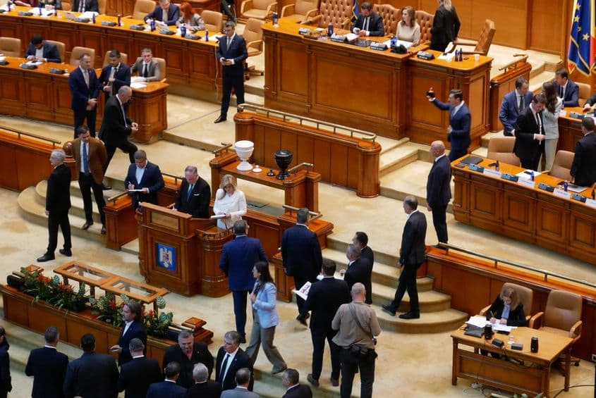 Cele două urne pentru votul de învestitură, văzute de la balconul sălii de plen a Camerei Deputaților. FOTO: Norbert Nemeș