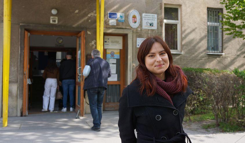 Emese în fața secției de vot din Budapesta Foto: Irina Șerban