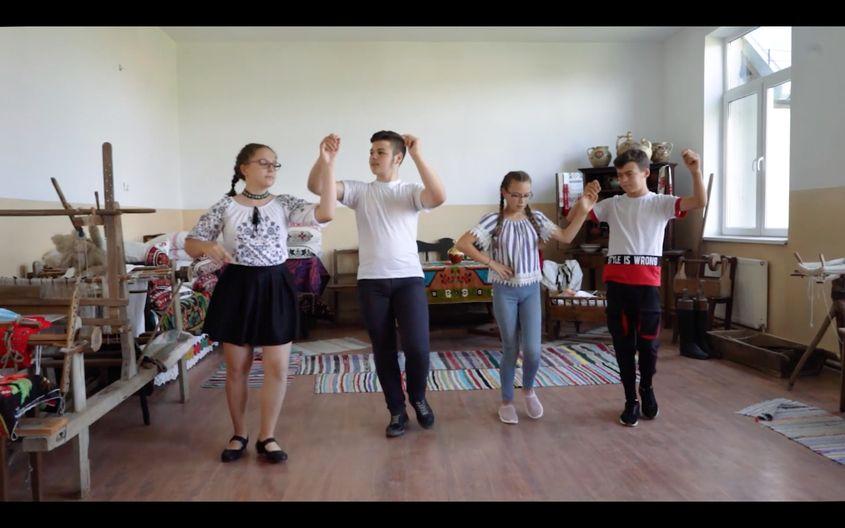 Captură din film tutorial de dans "Românește" realizat de Darius Jecan și Vanesa Pop, sat Frata.