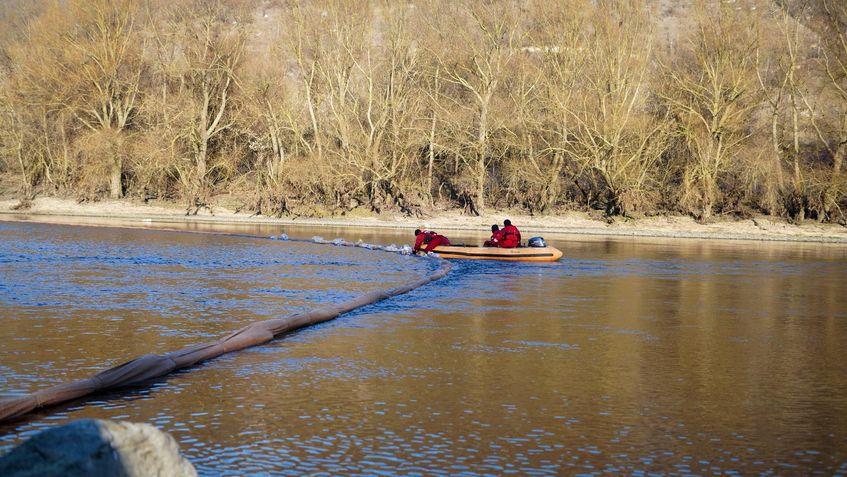 Pentru a limita extinderea petrolului pe râu, autoritățile au instalat baraje. Acestea sunt metode standard folosite în intervențiile pentru poluări petroliere. Foto: Centrul Național de Management al Crizelor din Republica Moldova