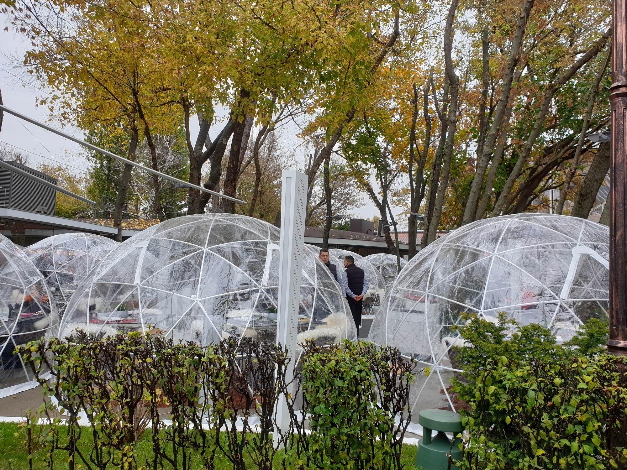 Restaurantele s-au adaptat cât au putut la măsurile autorităților. Cele care n-au putut s-au închis. Foto Lucian Muntean