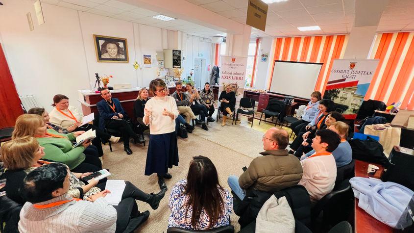 Bibliotecile publice pot deveni spații în care vârstnicii învață despre scamming, dezinformare și despre cum să se protejeze online. Foto: Biblioteca Județeană din Galați