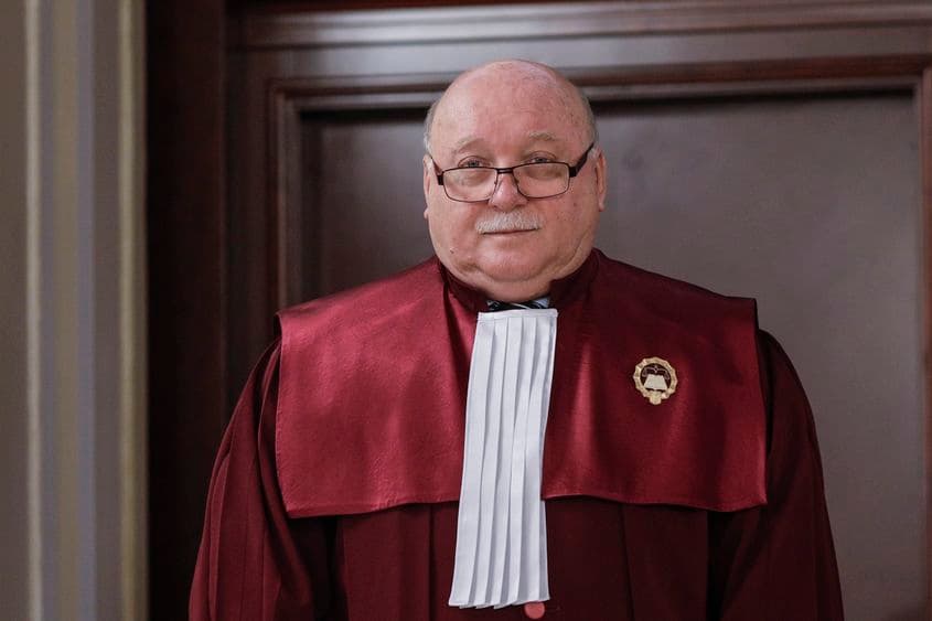 Judecătorul constituțional Cristian Deliorga a zburat cu două avioane private în luna iulie spre Nisa și Mykonos, în zborul spre insula grecească aflându-se în compania mai multor politicieni și oameni de afaceri. Foto: Inquam Photos / George Călin