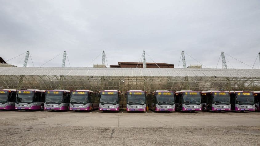 În această săptămână, Primăria Cluj-Napoca a dat în folosință un nou lot de 30 de autobuze noi tip Mercedes-Benz Conecto. Un alt lot de 30 de asemenea autobuze va intra în folosință în decembrie. Prețul unui autobuz este de 1.046.994 lei + TVA. Sursa foto: Facebook