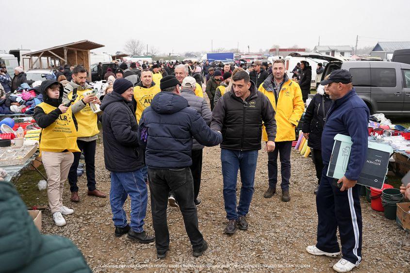 Ionel Vasiliu (dreapta, în spatele lui Simion) participă la o acțiune de campanie împreună cu liderul AUR. Sursă foto: Facebook