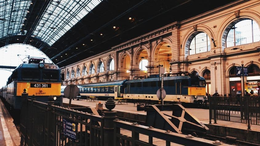 Ungurii își întrețin cu atenție gara din Budapesta, chiar dacă nu vor să cheltuie 100 de milioane de euro pentru „modernizare”. Foto: Thomas Choi/Unsplash