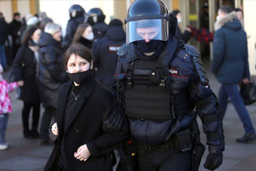 Sankt Petersburg, Rusia, 6 martie 2022: poliția arestează mii de tineri care protestau contra războiului din Ucraina. Foto: Stringer - Anadolu Agency