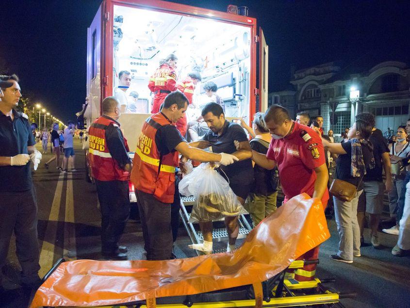Momentul în care Doru Oprea a fost transportat din Piață la spital Fotografii: Octav Drăgan