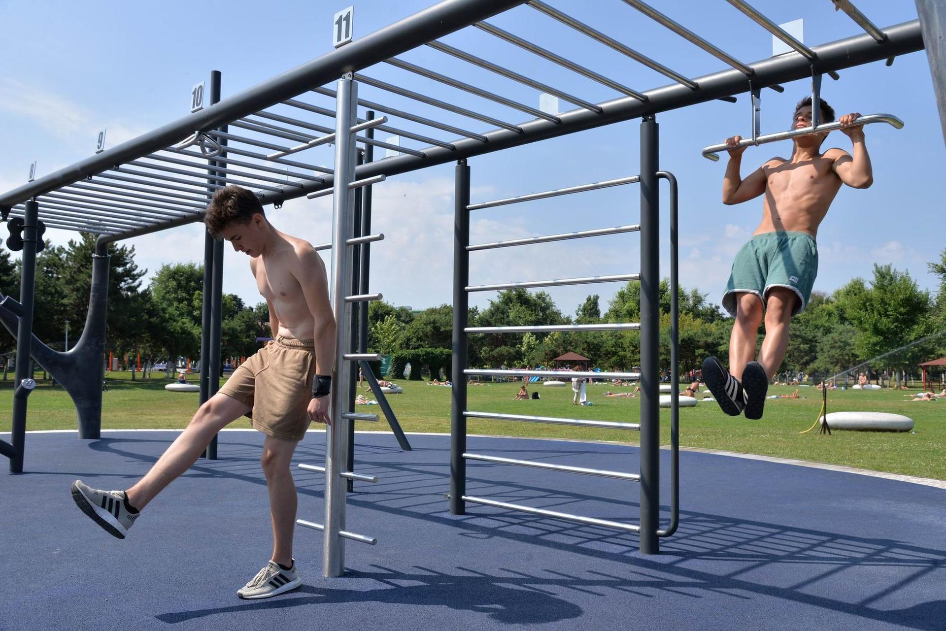 Așa arată o sesiune de sport gratuit în paracurile României. Fotografie de Lucian Muntean