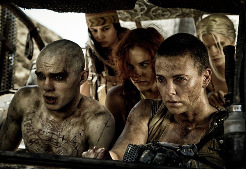 Imagine din film cu Imperator Furiosa (Charlize Theron), prima din dreapta.