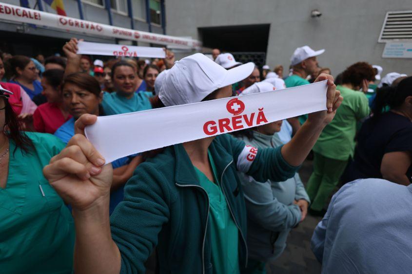 Angajați din sistemul de sănătate aflați în grevă generală protestează în fața spitalului de urgență Floreasca din București, 28 iulie 2026. Foto: Inquam Photos / George Călin