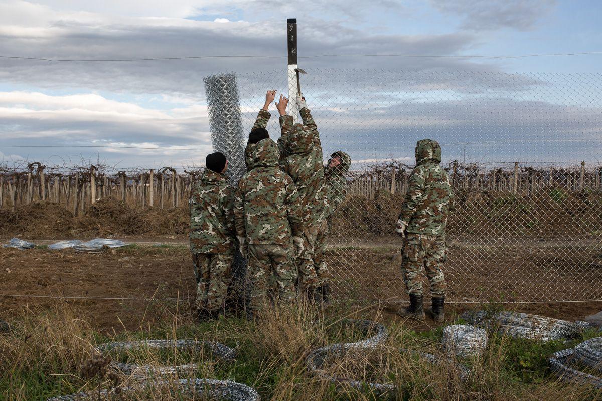 Armata Macedoniei de Nord continuă construcția gardului la granița cu Grecia, în apropiere de satul grec Idomeni, 29 noiembrie 2015. Foto: Konstantinos Tsakalidis
