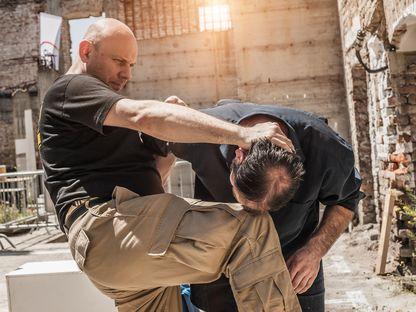 Știri din cealaltă Românie: ediție specială de alegeri. În Argeș, un primar își sapă singur groapa, iar la Giurgiu un candidat a cumpărat drone ca să prevină mita electorală