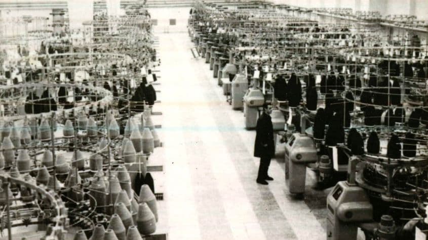 Fabricile de tricotaje produceau haine terne și proaste pentru români și haine colorate și de calitate pentru export. Foto: Fototeca online a comunismului românesc