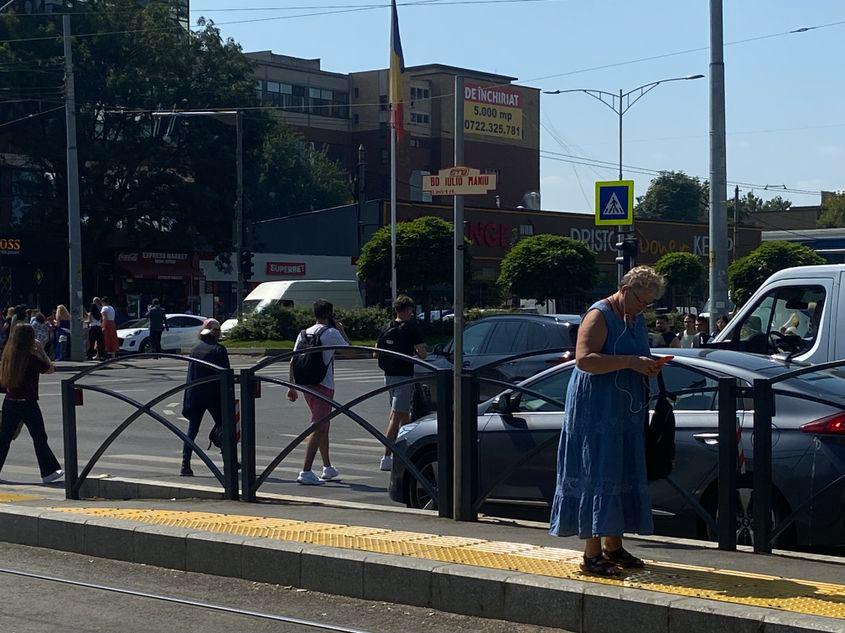(Stația de așteptare de pe bulevardul Iuliu Maniu devine mai aglomerată în timpul anului universitar)
Foto: Alina Zibrițchi/PressOne
