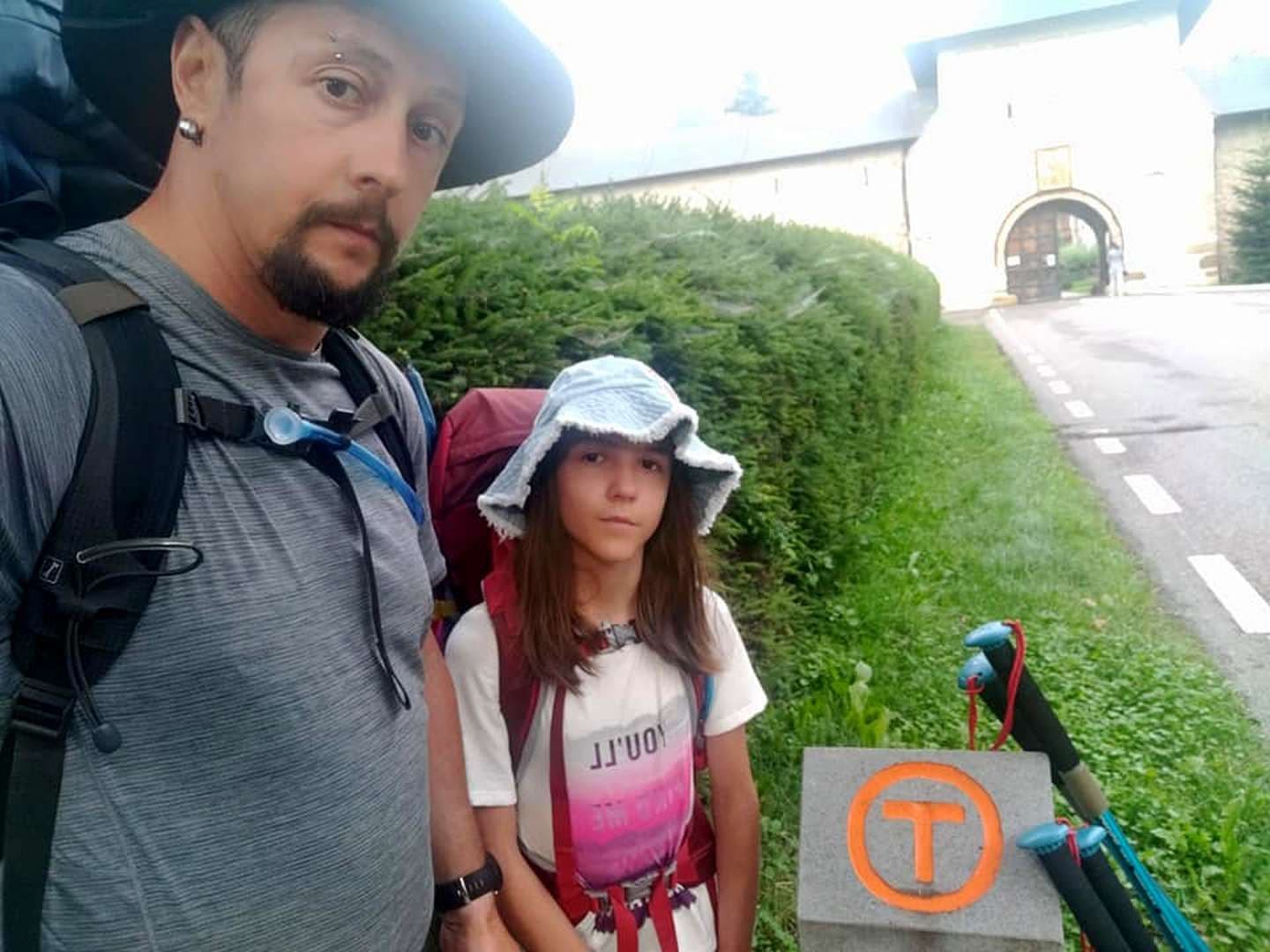 Tudor și Tania, eroii noștri la startul celor aproape 300 km parcurși pe jos. Mănăstirea Putna. Selfie by Tudor Pop.