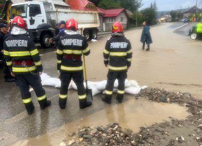 O viitură care anunță viitorul. De ce se intensifică fenomenele meteo extreme și ce facem dacă suntem surprinși la volan de o ploaie torențială