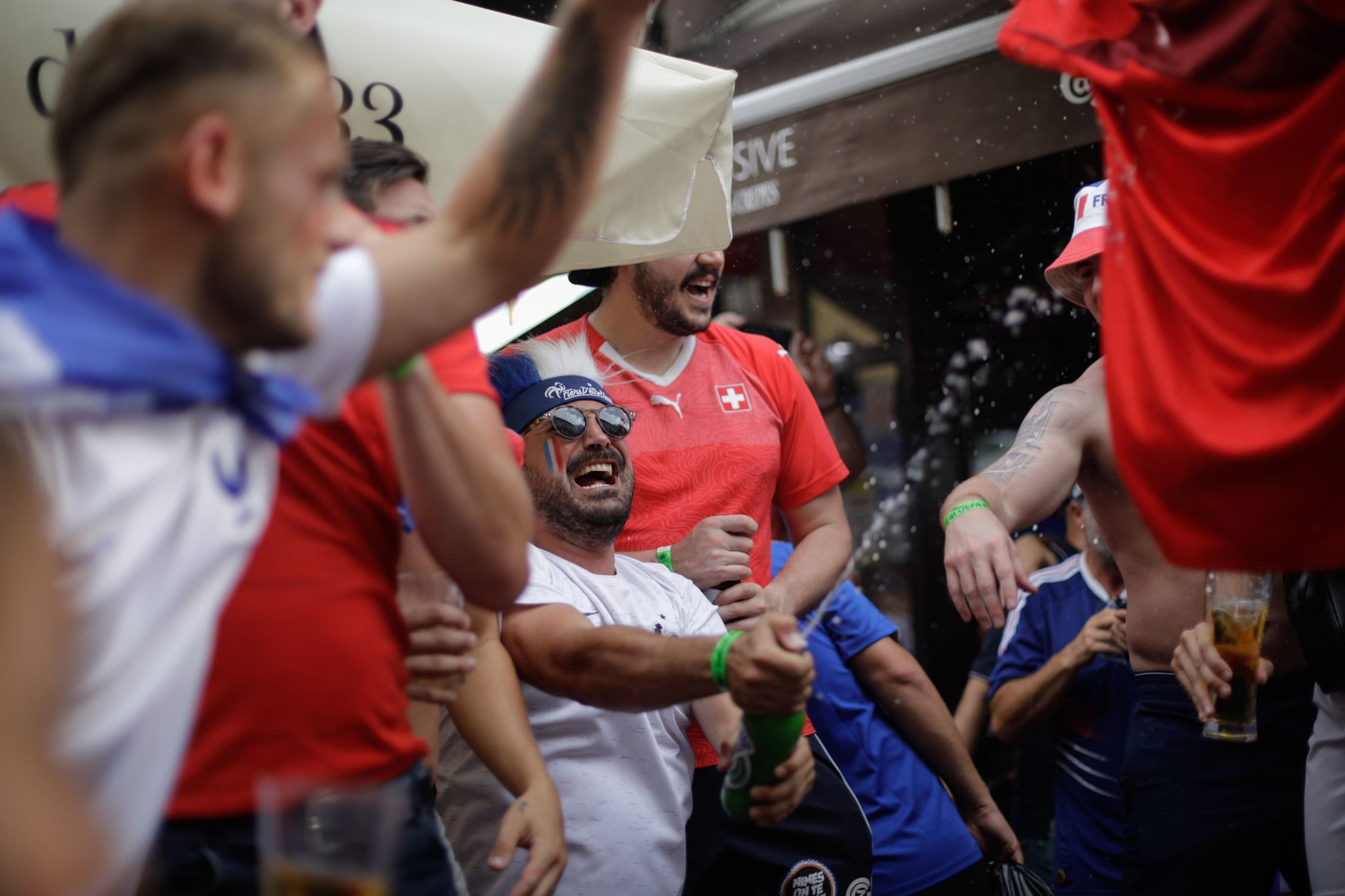 Suporteri francezi și elvețieni petrec în centrul vechi al capitalei, înaintea meciului de fotbal dintre Franța și Elveția din optimile de finală ale Campionatului European de Fotbal - EURO 2020. Inquam Photos / George Călin