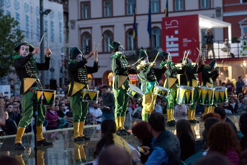 Imagine din Piaţa Unirii din Cluj, de la deschiderea ediţiei din 2016 a Festivalului Internaţional de Film Transilvania (TIFF). Foto: Raul Ştef
