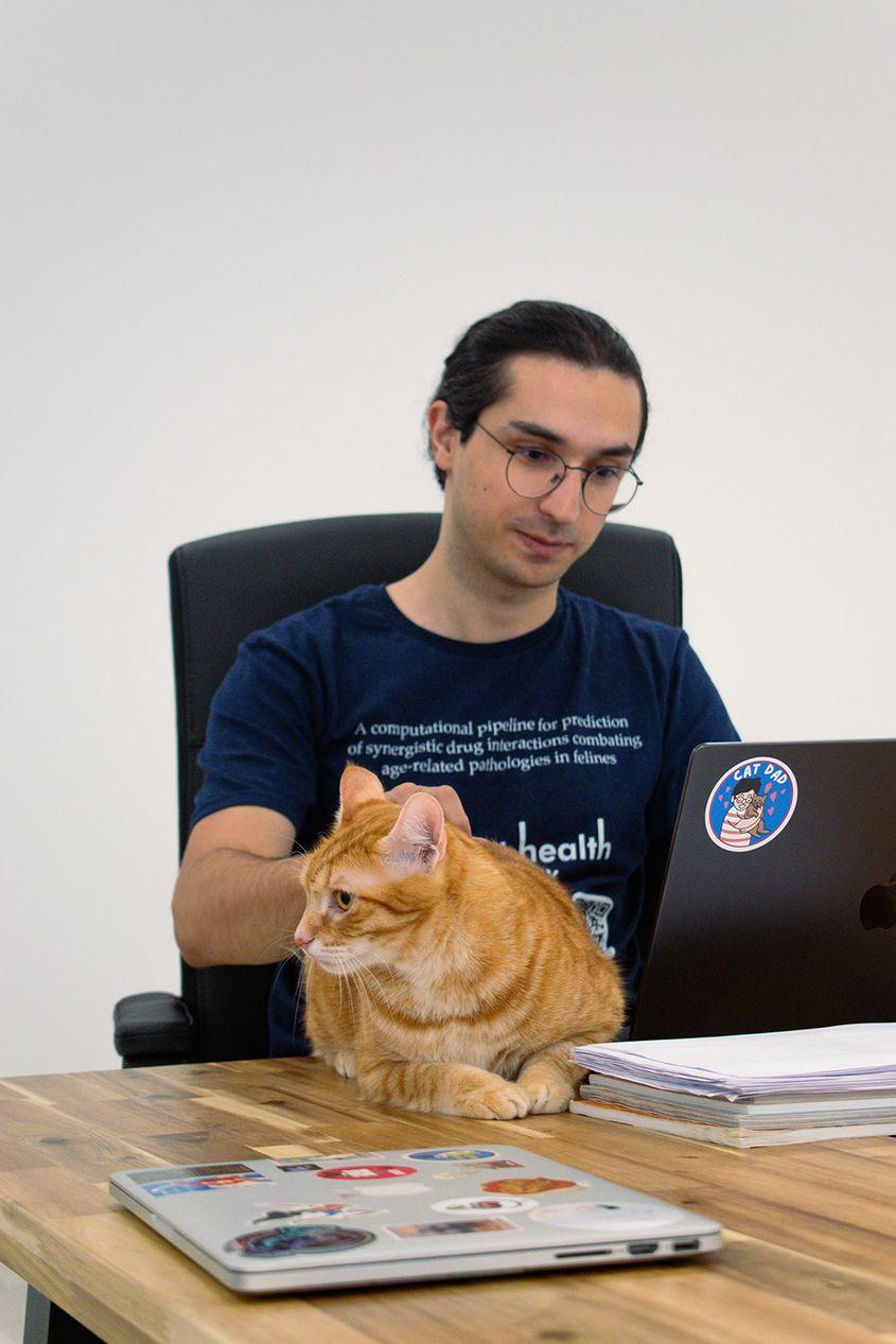 Alexandru Băcița (co-fondator și COO, foto) a creat, alături de Alexandru-Ioan Vodă (CEO), compania The Cat Health Company, un pariu biotech global, pornind de la atașamentul comun față de pisici și de la o descoperire simplă: studiind pisicile, pot ajuta și oamenii. Foto: Arhivă personală