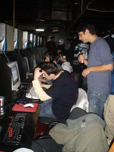 Marius Radu, când bătea pe toată lumea internet caffe la FIFA 2. Foto Marius Radu