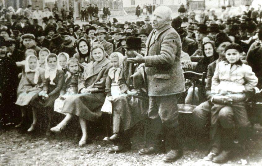Constituirea unui CAP. Imagine de propagandă din anii 50. Foto: Fototeca IICCMER