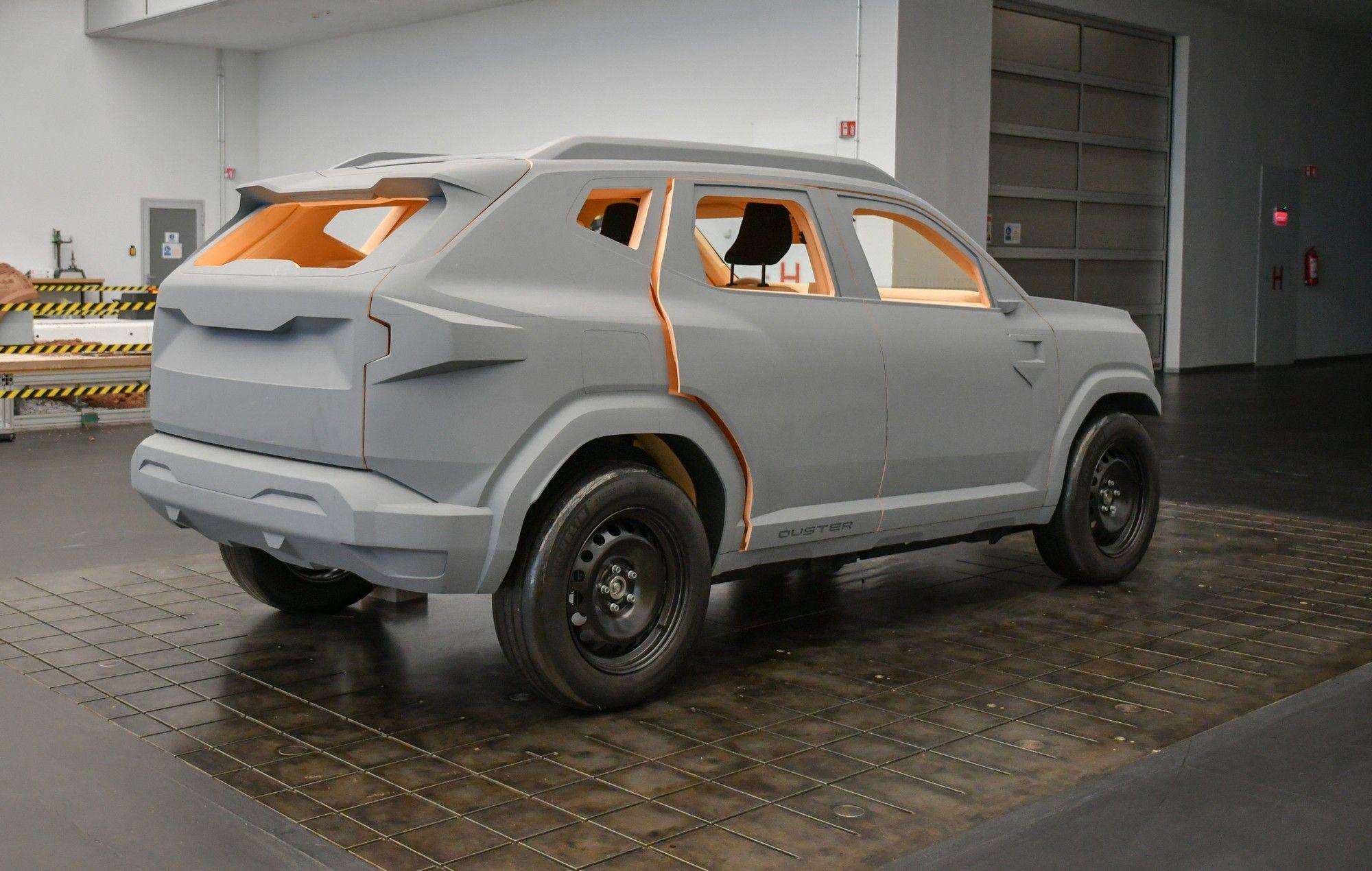 Fiecare unghi de caroserie costă în plus, de aceea generațiile precedente de Dacia, inclusiv de Duster, aveau caroserii cu elemente cât mai simple. Designerii Dacia au găsit soluții pentru o mașină cu multe unghiuri și design pretențios, fără a complica inutil lucrurile