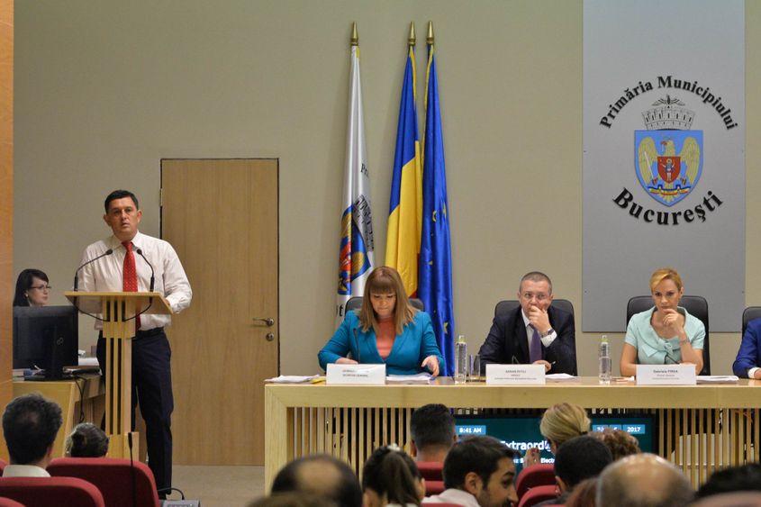 Gheorghe Piperea (în stânga) susține proiectul în fața consilierilor.