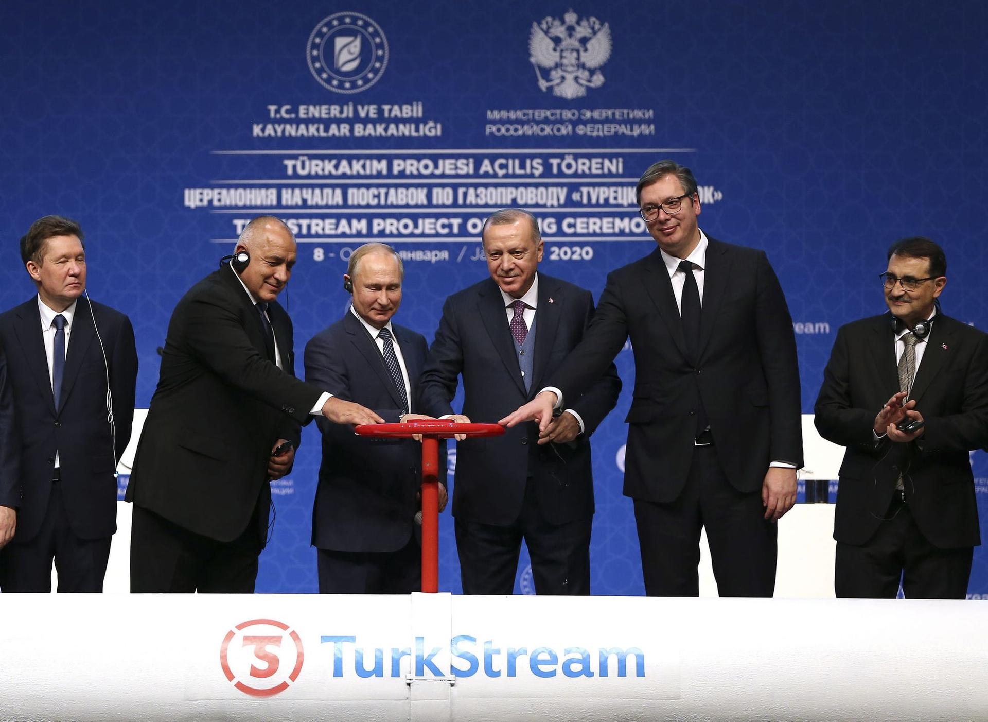 Jocul dublu al Turciei lui Erdogan nu miră pe nimeni. Țara își folosește poziția geostrategică vitală pentru a dezvolta proiecte cu blocuri geopolitice aflate în conflict. În imagine, președintele Turciei, la ceremonia de deschidere a proiectului de transport de gaze naturale TurkStream, în ianuarie 2020, alături de Putin, dar și de președinții Serbiei și Bulgariei. Photo: Anadolu Agency
