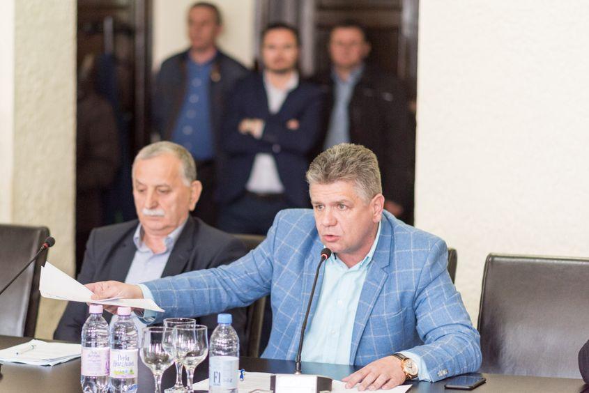 Claudiu Maior (în albastru) îl reprezintă pe primarul Dorin Florea în ședințele Consiliului Local.