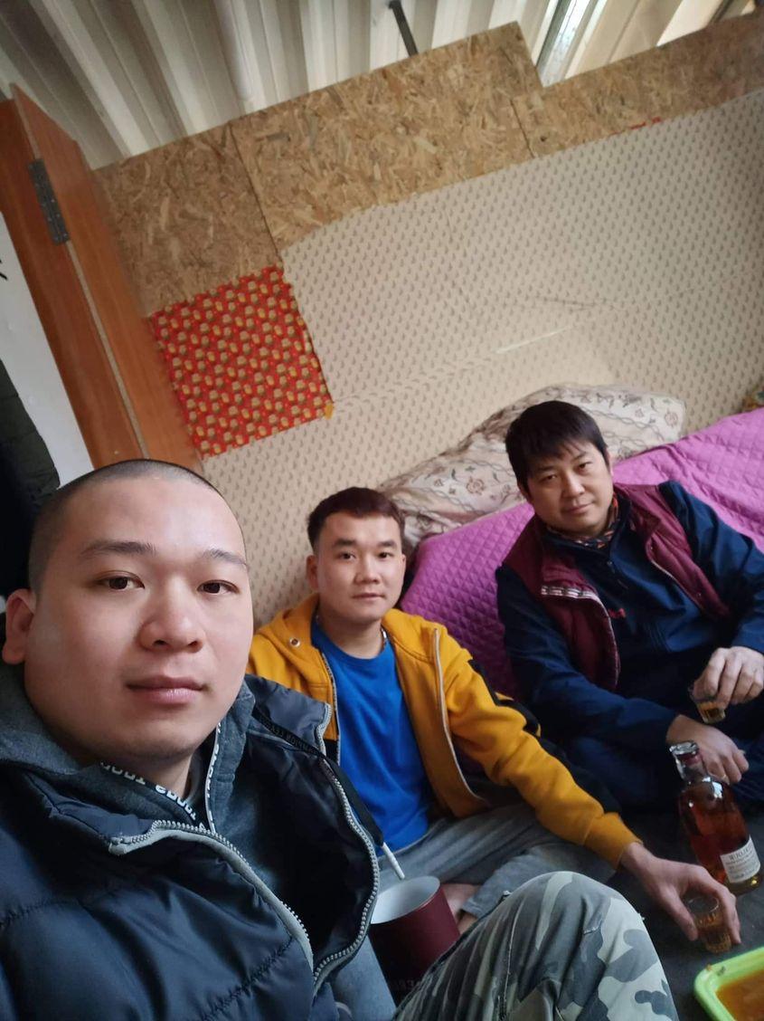 Spațiile de locuit pentru muncitorii vietnamezi sunt delimitate de panouri de OSB. Foto: Facebook Van Minh