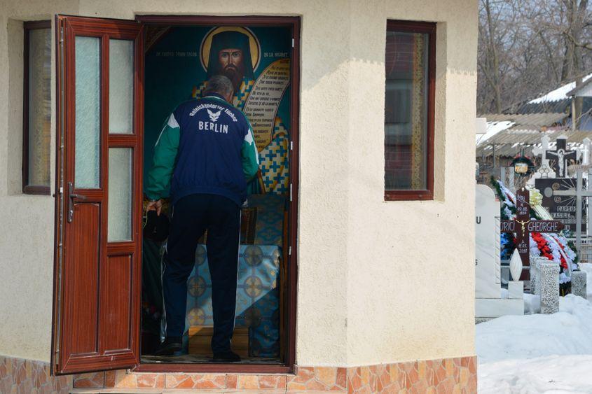 Oamenii din Crăiniceni au peste tot icoane cu sfântul născut în satul lor și se închină la ele.