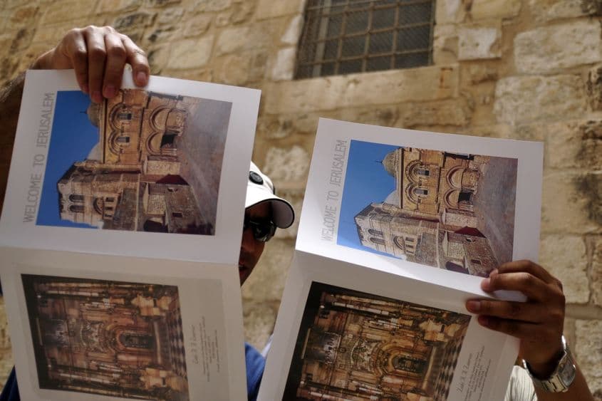 Doi pelerini încearcă să descurce ițele labirintului care este Biserica Sfântului Mormânt.