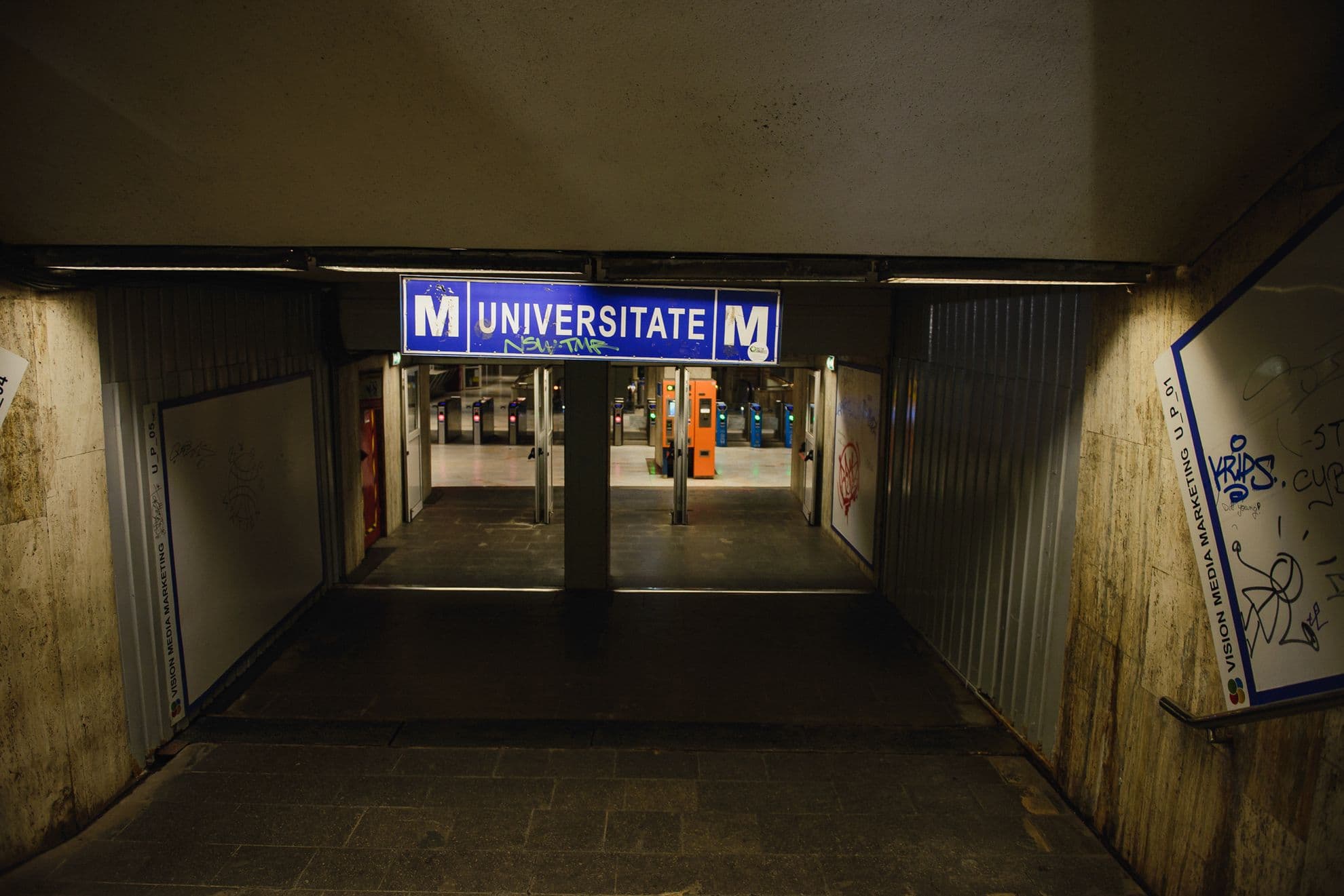 Iar cu metroul nu mai circulă decât extrem de puțini călători. Foto: Ioana Epure