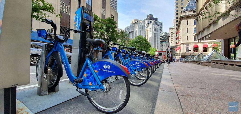 Mii de biciclete le stau la dispoziție bostonienilor, frumos aranjate în stații speciale.