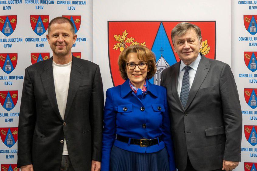 Nicoleta Pauliuc, Hubert Thuma și Crin Antonescu, în timpul unei eveniment din timpul campaniei prezidențiale din 2025. Sursă foto: Facebook