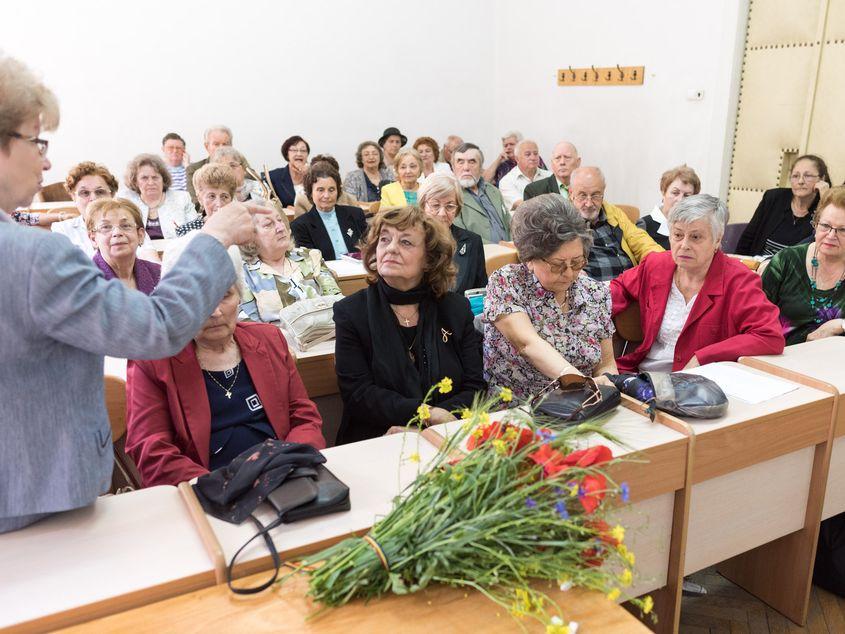 După 50 de ani: Ana Blandiana şi colegii săi de facultate. Fotografii: Raul Ștef