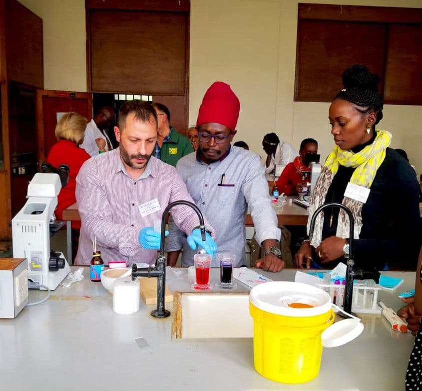 Andrei Mihalca, cercetător Boli Parazitare USAMV Cluj într-unul din stagiile de cercetare din Africa. Foto: arhiva personală Facebook.