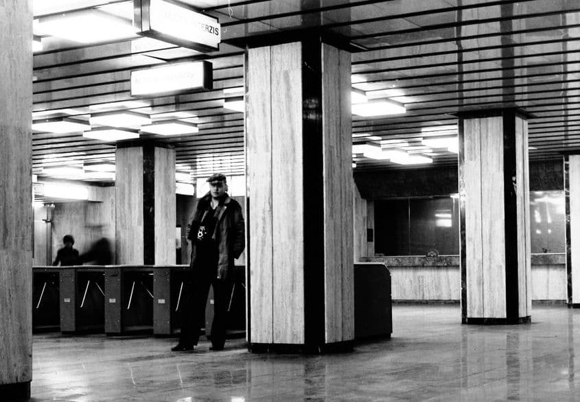 Ianuarie 1982, arh. Alexandru Panaitescu în vestibulul stației Muncii (astăzi Costin Georgian)