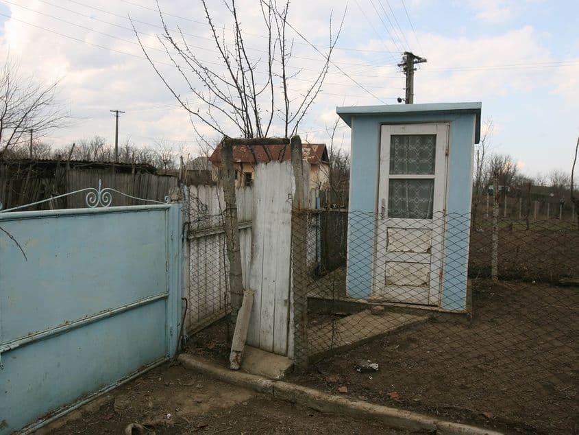 Peste 30% din populația României nu are toaletă în casă. Foto: Lucian Muntean