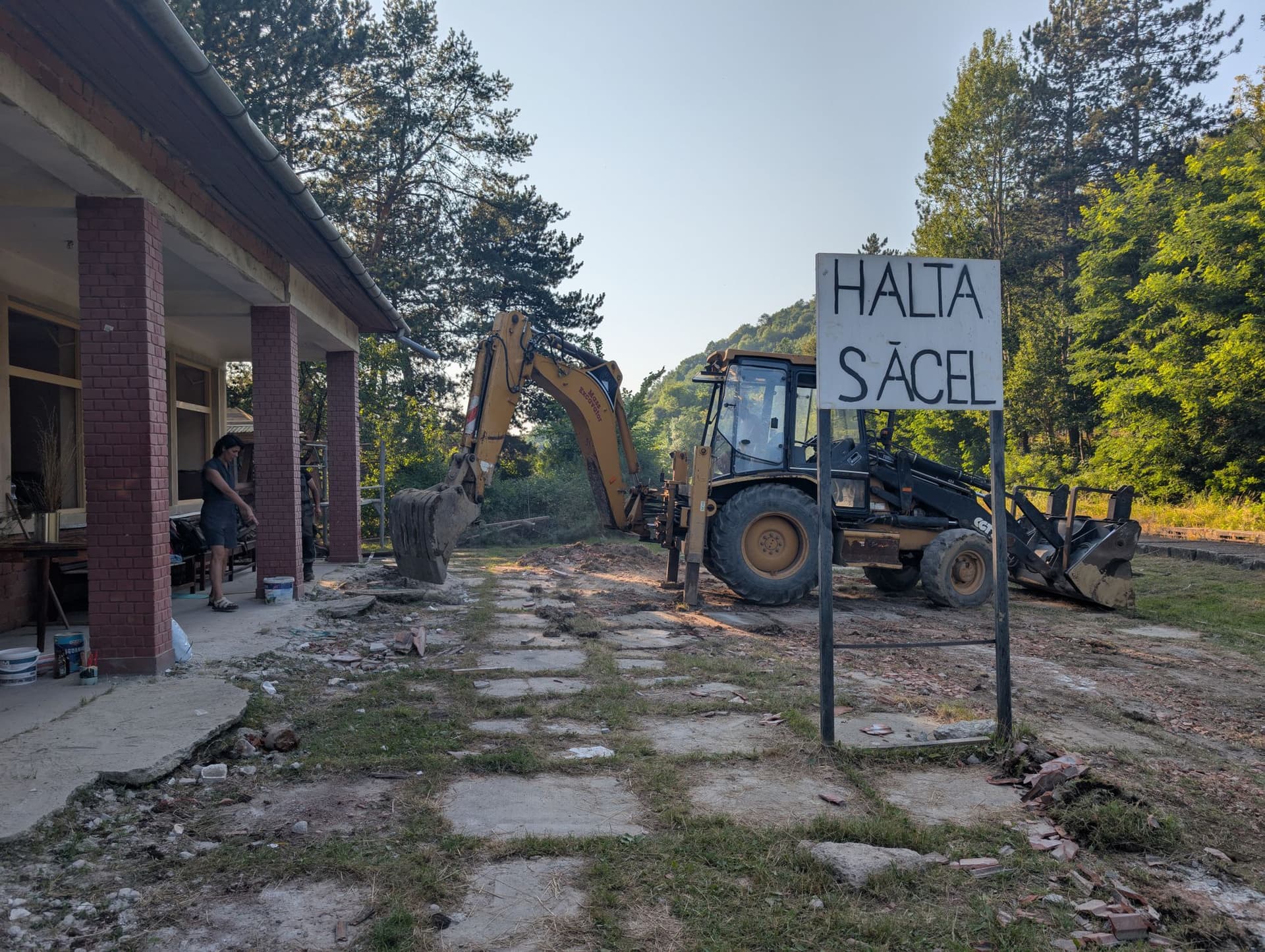 Poză din vara lui 2026, când au avut loc lucrările pentru reconversia culturală a stației. FOTO: ARAC