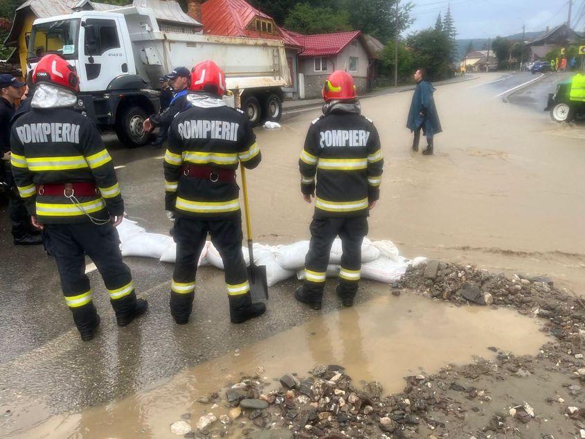 Pe 19 iulie, în Bușteni, Prahova, a plouat într-o oră cât plouă într-o lună. Foto: Facebook/IGSU