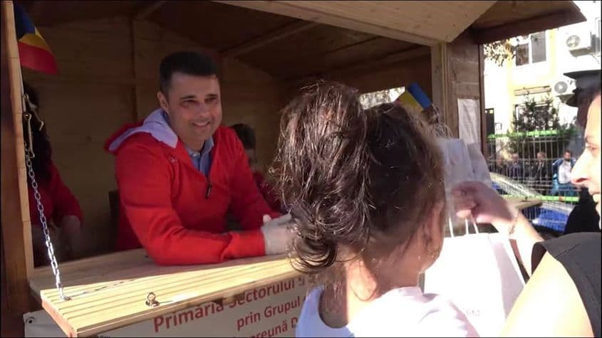 Primarul Daniel Florea împarte locuitorilor din Sectorul 5 pungi cu produse de igienă. Foto: Facebook/Iustin Roșca