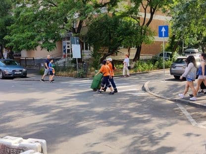 Reportaj din cartierul Militari. Femeile care au muncit de alegeri: „Nu am Paște și Crăciun, de ce ar fi diferit azi?"