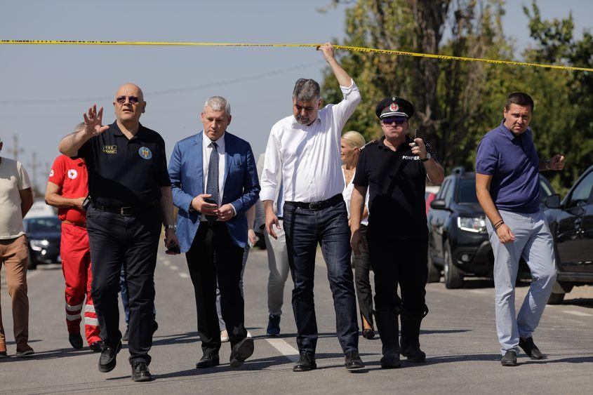 Prim-ministrul Marcel Ciolacu, ministrul de Interne Cătălin Predoiu și șeful DSU Raed Arafat susțin declarații de presă după ce au vizitat locul incendiului și exploziei din Crevedia, 27 august 2023. Inquam Photos / Geor